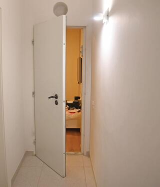 הדרך לממ"ד. "כשאנחנו לא בבית יש להם מפתח, הם כמו השותפים שלנו לדירה בממ"ד"