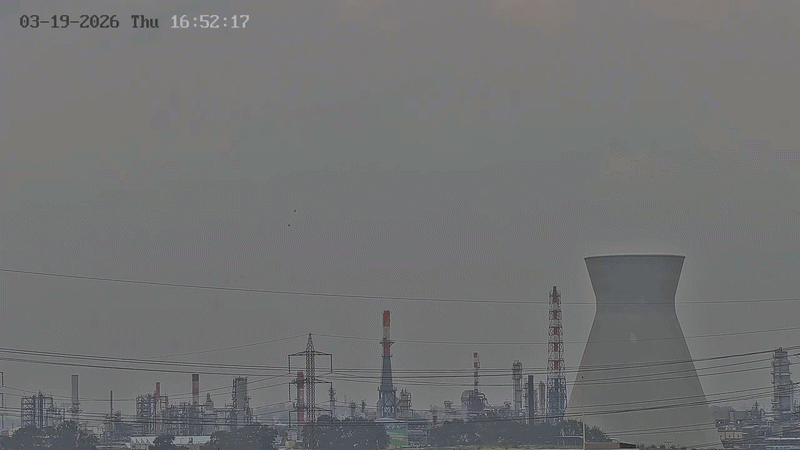 פיצוצים בזה אחר זה: תיעוד הפגיעה בבית הזיקוק בחיפה