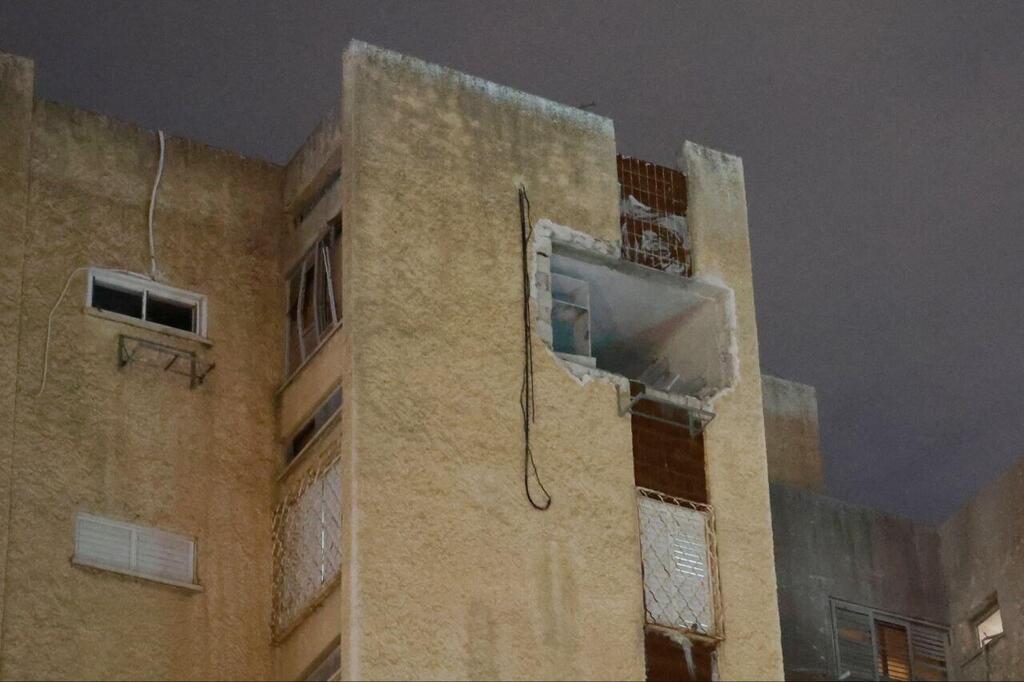 Tel Aviv home struck by Iranian cluster munition (Photo: Dana Kopel) בניין שנפגע בתל אביב