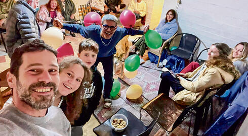 אופיר חבקין חוגג עם הילדים יום הולדת 50 במקלט