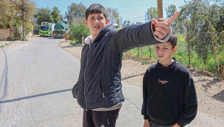 מוסטפא וחאלד (משמאל), שמשחזר את הירי שהרג את הוריו ואחיו: "חייל שאל 'מי איתך באוטו' ואמרתי שהמשפחה. הוא ענה לי 'שקרן'"