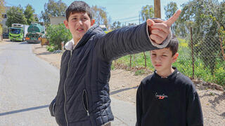 מוסטפא וחאלד (משמאל), שמשחזר את הירי שהרג את הוריו ואחיו: "חייל שאל 'מי איתך באוטו' ואמרתי שהמשפחה. הוא ענה לי 'שקרן'"