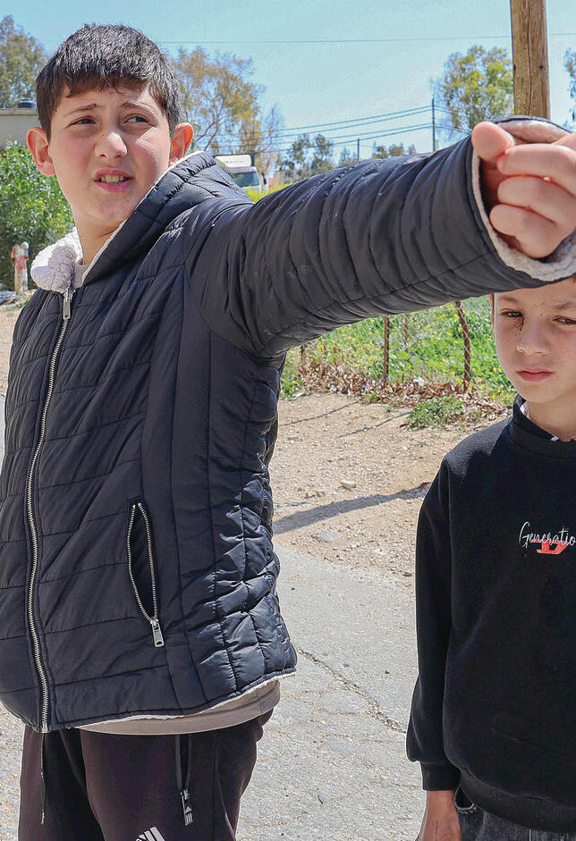 מוסטפא וחאלד (משמאל), שמשחזר את הירי שהרג את הוריו ואחיו: "חייל שאל 'מי איתך באוטו' ואמרתי שהמשפחה. הוא ענה לי 'שקרן'"