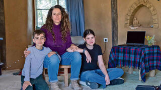 מיכל מילגרום עם בנה שחר ואחייניתה יעל במושב תלמי יוסף. "מפגש של שרוטים"