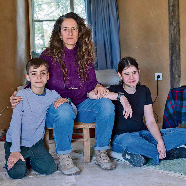 מיכל מילגרום עם בנה שחר ואחייניתה יעל במושב תלמי יוסף. "מפגש של שרוטים"