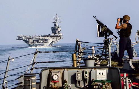 חייל אמריקאי על נושאת המטוסים אייזנהאואר במצר הורמוז ב־2023 . בישראל משוכנעים שארה"ב תפתח את המצר בדרך זו או אחרת