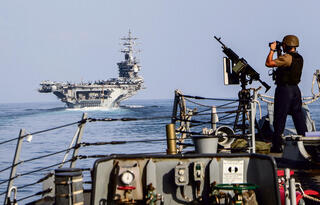 חייל אמריקאי על נושאת המטוסים אייזנהאואר במצר הורמוז ב־2023 . בישראל משוכנעים שארה"ב תפתח את המצר בדרך זו או אחרת