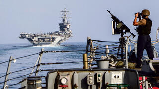 חייל אמריקאי על נושאת המטוסים אייזנהאואר במצר הורמוז ב־2023 . בישראל משוכנעים שארה"ב תפתח את המצר בדרך זו או אחרת