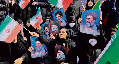 תומכי המשטר אוחזים בתמונות חמינאי הבן מוג'תבא והאב עלי בטהרן, השבוע. "אף אחד מאלה שחוסלו לא יוחלף בידי מישהו שיהיה מתון ממנו"