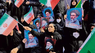 תומכי המשטר אוחזים בתמונות חמינאי הבן מוג'תבא והאב עלי בטהרן, השבוע. "אף אחד מאלה שחוסלו לא יוחלף בידי מישהו שיהיה מתון ממנו"