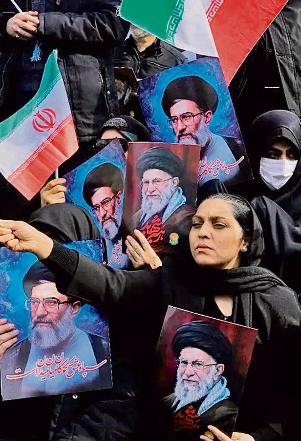 תומכי המשטר אוחזים בתמונות חמינאי הבן מוג'תבא והאב עלי בטהרן, השבוע. "אף אחד מאלה שחוסלו לא יוחלף בידי מישהו שיהיה מתון ממנו"