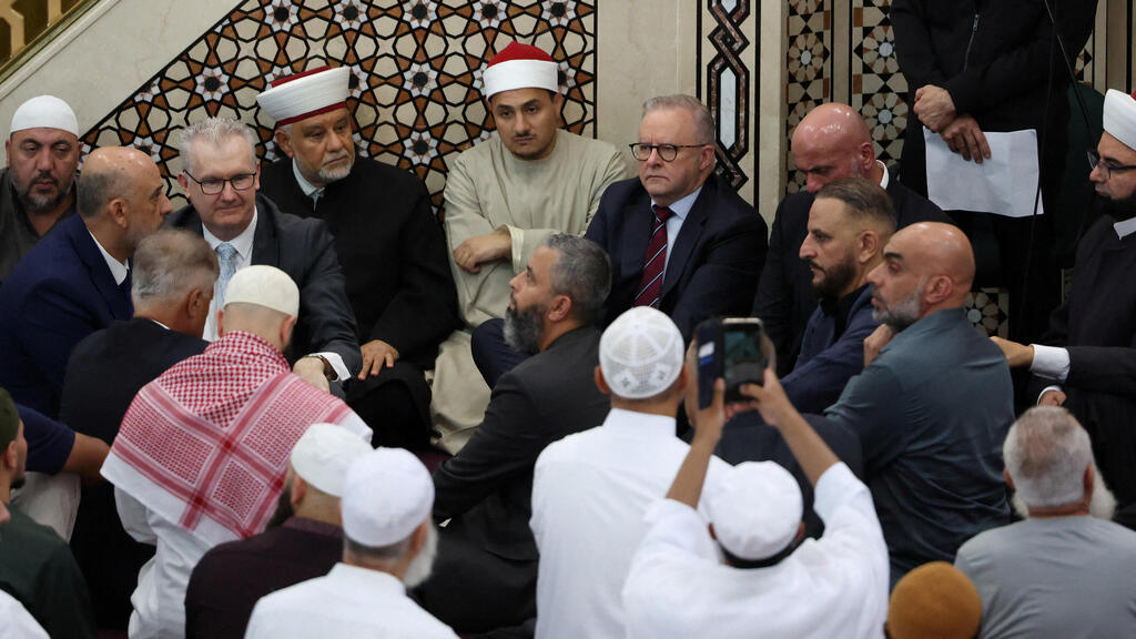 ראש ממשלת אוסטרליה אנתוני אלבניזי בביקורו במסגד לאקמבה