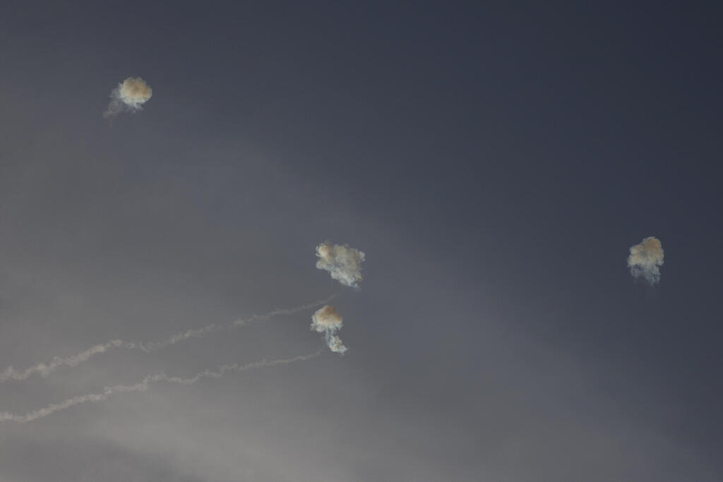 Photo: REUTERS/Tyrone Siu יירוט מעל גבול לבנון