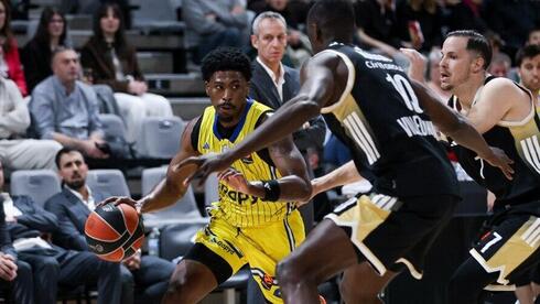 שחקן מכבי ת"א ג'ימי קלארק