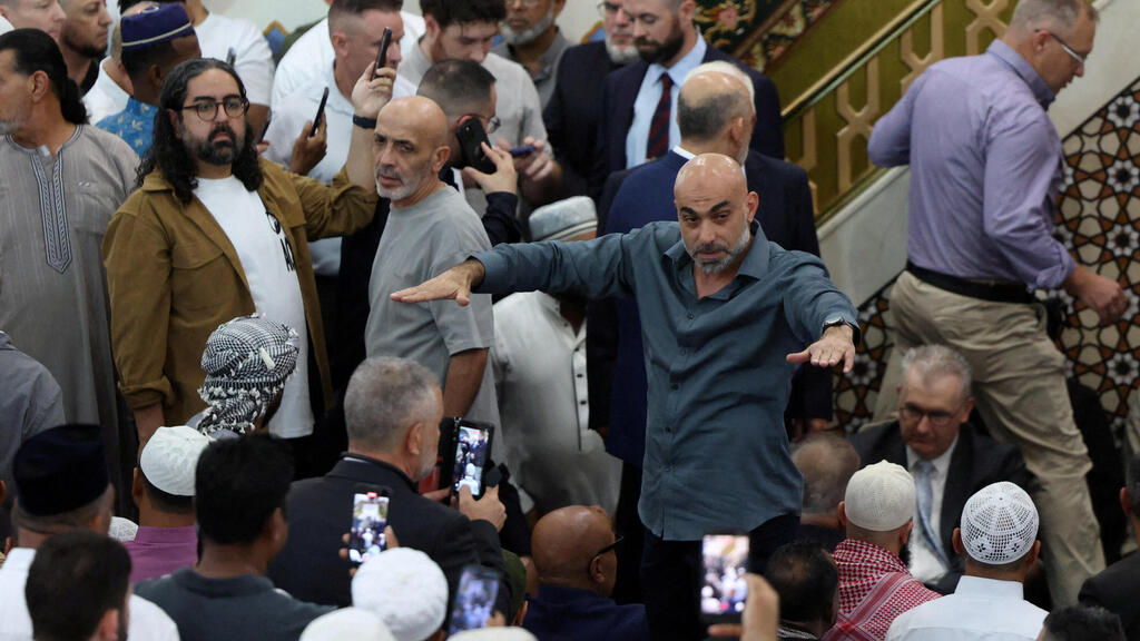 המהומה שפרצה בעת ביקורו של ראש ממשלת אוסטרליה אנתוני אלבניזי במסגד לאקמבה