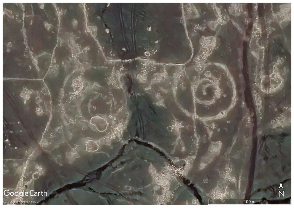 Каменные круги, выявленные на Голанских высотах при аэрофотосъемке (Фото: д-р Михаль Биркенфельд и д-р Ольга Хаврова) מעגלי אבן שזוהו ברמת הגולן בסקר אווירי