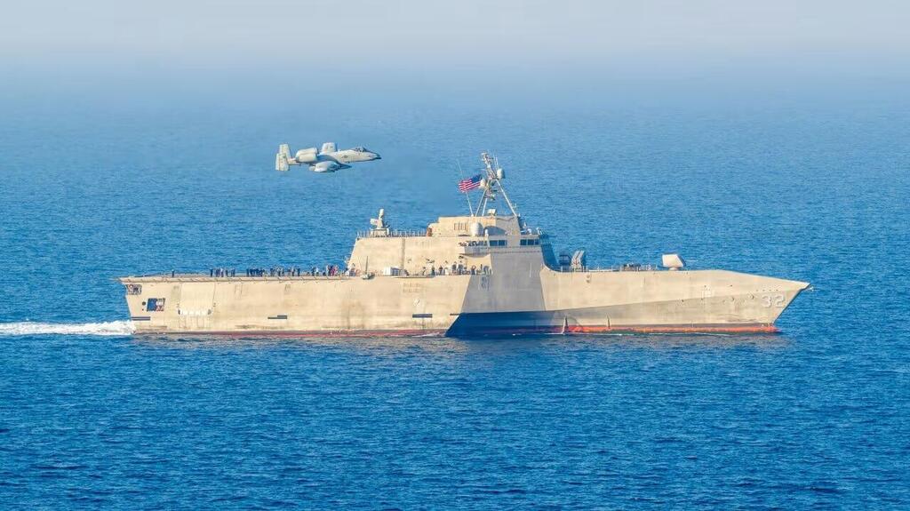 מטוס A-10 ת'נדרבולט של צבא ארה"ב לצד משחתת אמריקנית ב המפרץ הפרסי ב-2 בפברואר