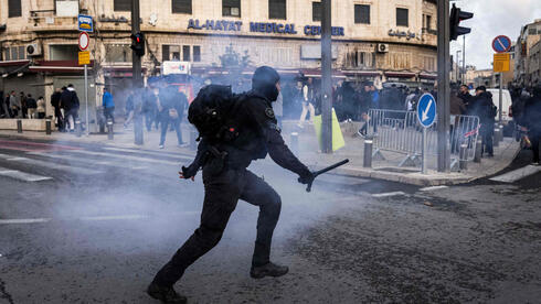 עימותים ב ירושלים מול מוסלמים שכניסתם ל מסגד אל-אקצא נחסמה ב חג עיד אל-פיטר