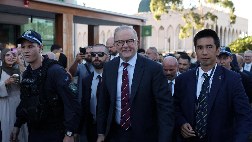 ראש ממשלת אוסטרליה אנתוני אלבניזי בביקורו במסגד לאקמבה