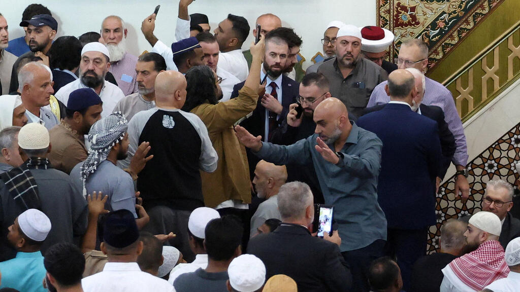 המהומה שפרצה בעת ביקורו של ראש ממשלת אוסטרליה אנתוני אלבניזי במסגד לאקמבה