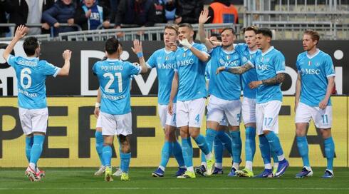 שחקני נאפולי חוגגים