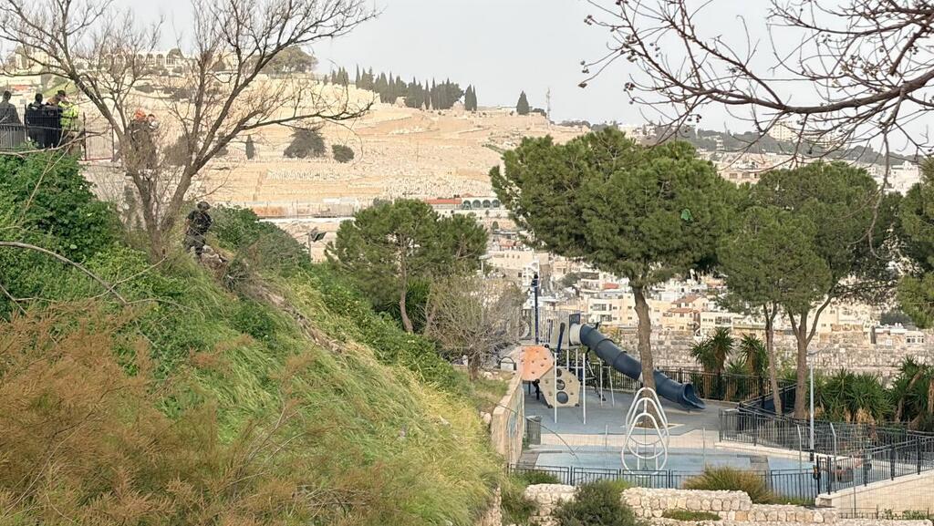 זירת הנפילה ליד גן שעשועים