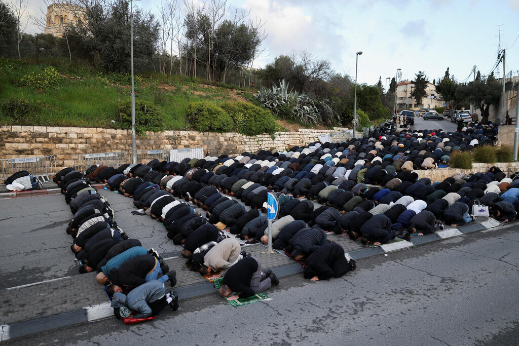 Muslims pray in Jerusalem after being barred from entering Al-Aqsa Mosque during Eid al-Fitr (Photo: Reuters/Ammar Awad) מוסלמים מתפללים ב ירושלים אחרי שכניסתם ל מסגד אל-אקצא נחסמה ב חג עיד אל-פיטר