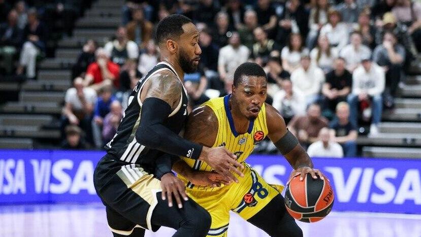 שחקן מכבי ת"א לוני ווקר