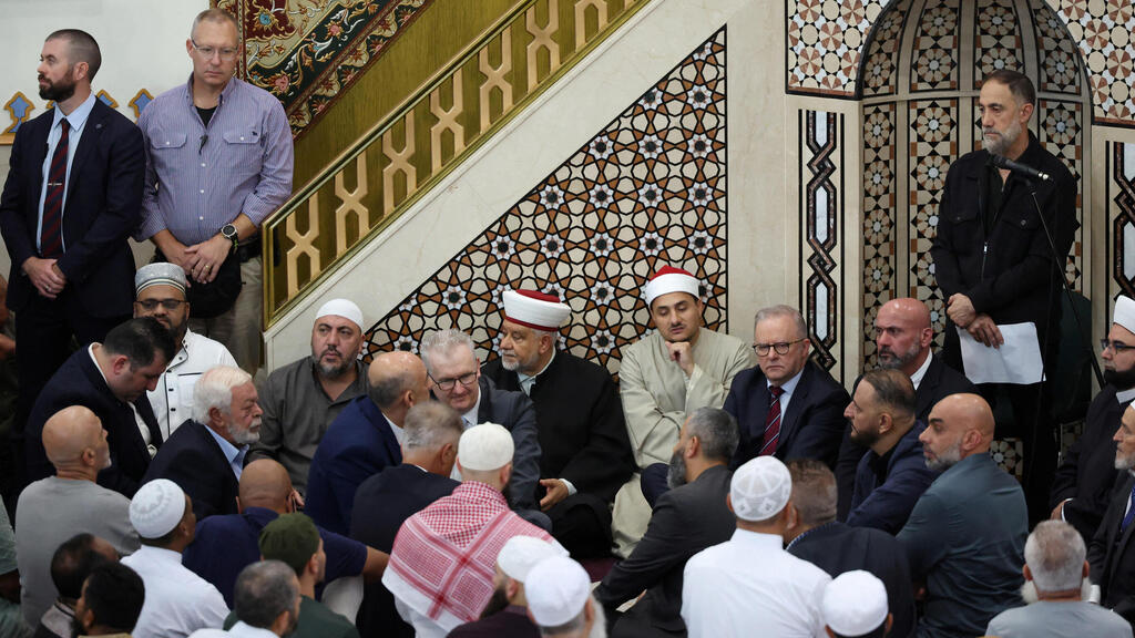 ראש ממשלת אוסטרליה אנתוני אלבניזי בביקורו במסגד לאקמבה