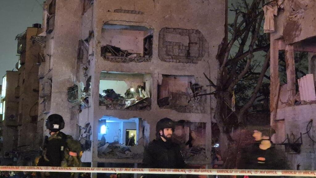 Место падения иранской ракеты в Араде (Фото: Илана Куриэль) הזירה בערד
