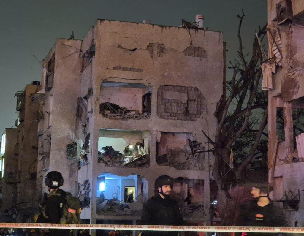 One of the destroyed apartment buildings (Photo: Ilana Curiel) הזירה בערד