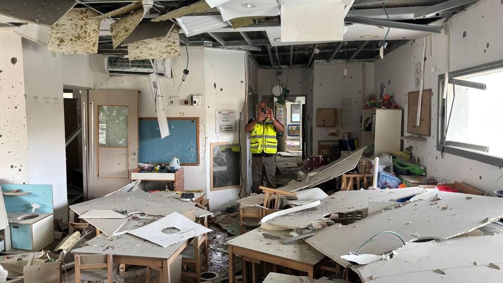 Детский сад в Ришоне (Фото: Меир Турджеман) נפילת רסיס בגן ילדים בראשון לציון