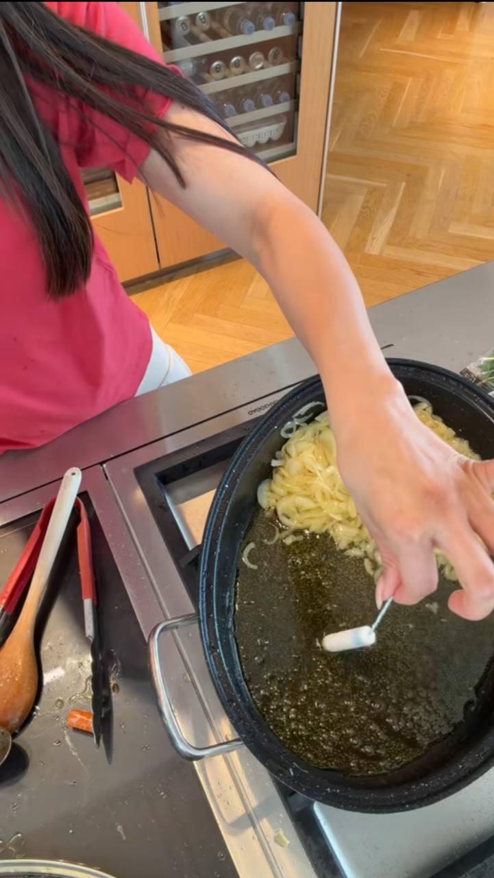 מיכלה קטנה מבשלת עם טמפון. בתיאבון! 