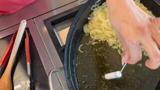 מיכלה קטנה מבשלת עם טמפון. בתיאבון! 