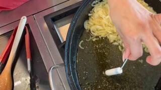 מיכלה קטנה מבשלת עם טמפון. בתיאבון! 