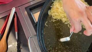 מיכלה קטנה מבשלת עם טמפון. בתיאבון! 