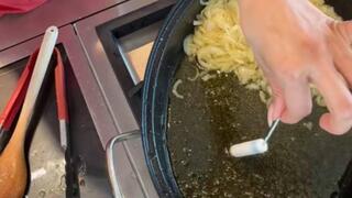 מיכלה קטנה מבשלת עם טמפון. בתיאבון! 