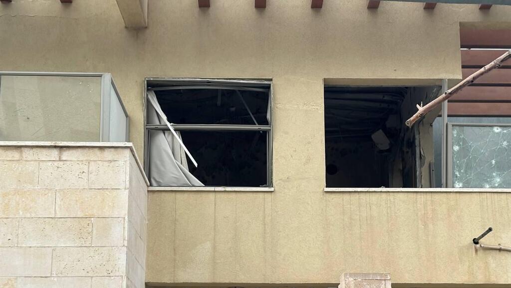 Ущерб от падения осколка ракеты в детсаду Ришона נפילת רסיס בראשון לציון