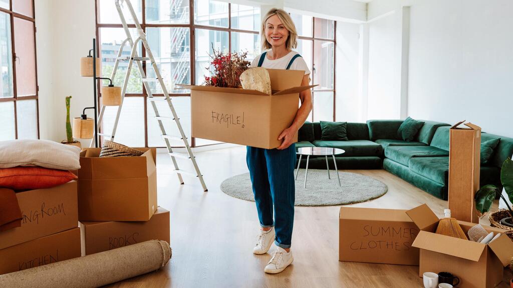 Downsizing or rightsizing can be emotionally difficult (Photo: oneinchpunch/Shutterstock) צמצום דיור או דיוק דיור בגיל השלישי