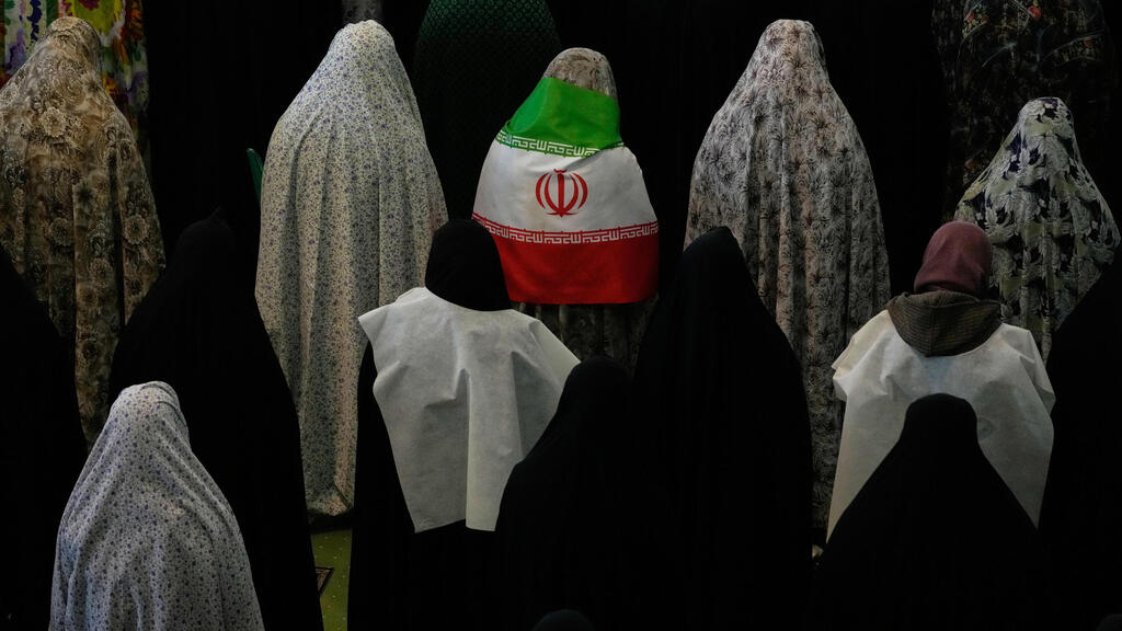 Iranian regime supporters at Eid al-Fitr prayers in Tehran (Photo: Vahid Salemi/AP) תומכי המשטר ב איראן ב תפילות עיד אל-פיטר ב טהרן