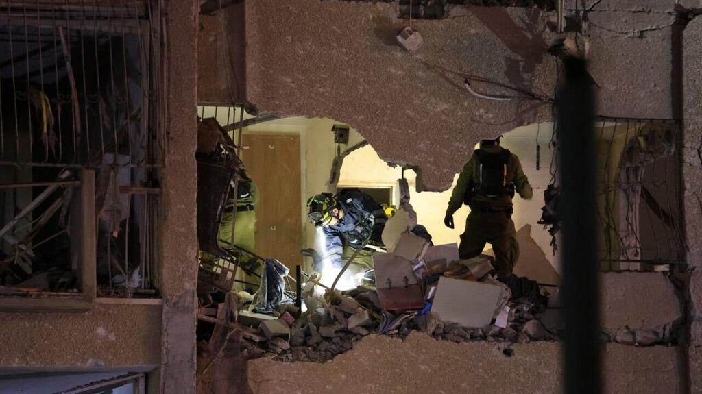 סריקות בבניין שנפגע בערד