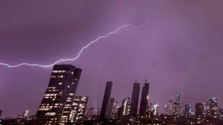 ברק בשמי תל אביב