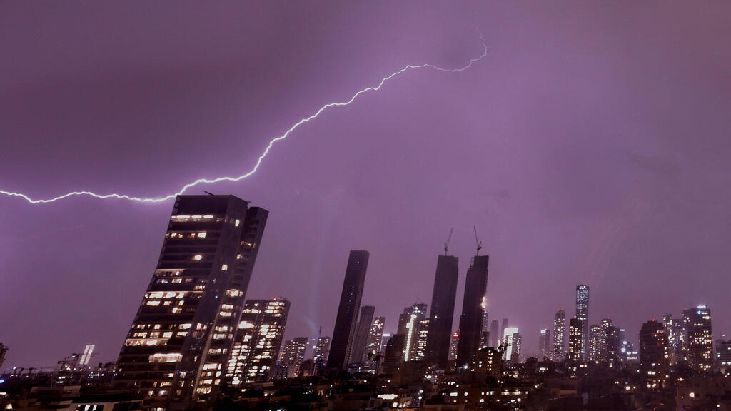 ברק בשמי תל אביב