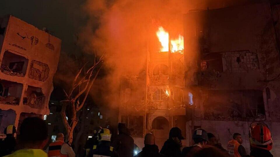 Fire breaks out in one of the destroyed buildings (Photo: MDA) הזירה בערד