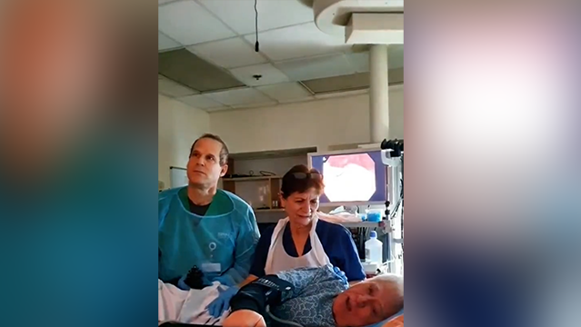 פרופ' שומרון בן חורין, מנהל המכון למחלות דרכי העיכול בשיבא, ביצע קולונוסקופיה ללא טשטוש במוטי מזרחי