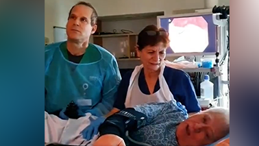 פרופ' שומרון בן חורין, מנהל המכון למחלות דרכי העיכול בשיבא, ביצע קולונוסקופיה ללא טשטוש במוטי מזרחי