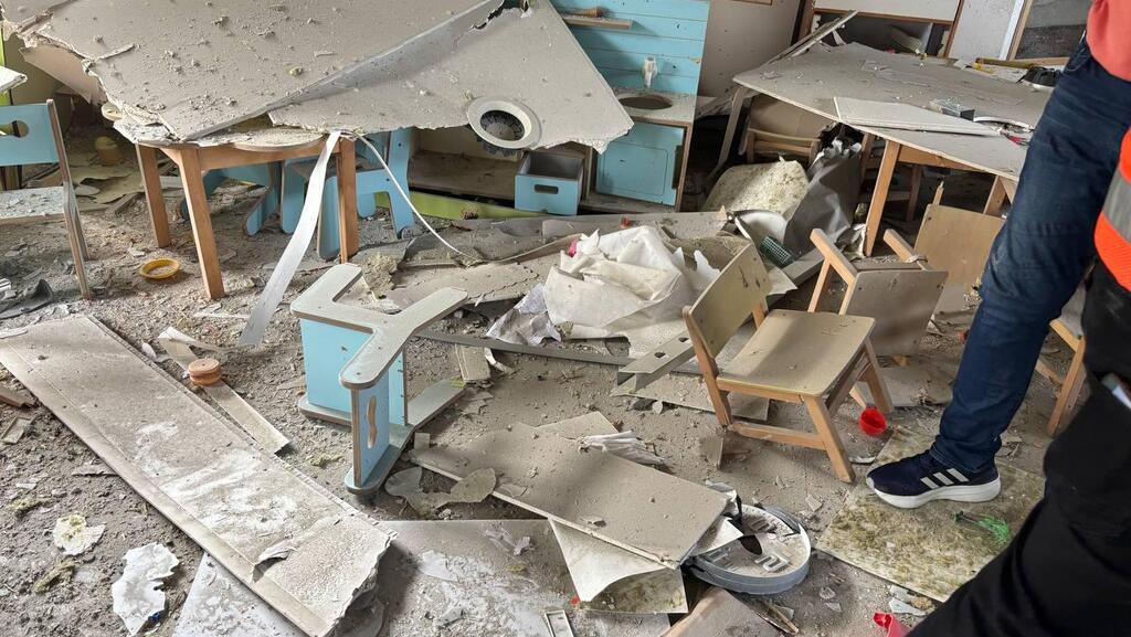 Детский сад в Ришоне (Фото: Меир Турджеман) נפילת רסיס בגן ילדים בראשון לציון