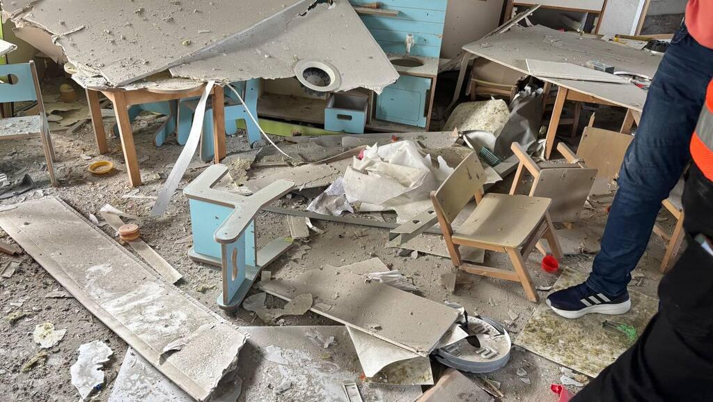 Разрушение в детсаду Ришона (Фото: Меир Турджеман) נפילת רסיס בגן ילדים בראשון לציון