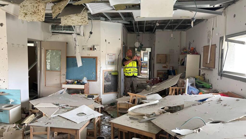 Детский сад в Ришоне (Фото: Меир Турджеман) נפילת רסיס בגן ילדים בראשון לציון