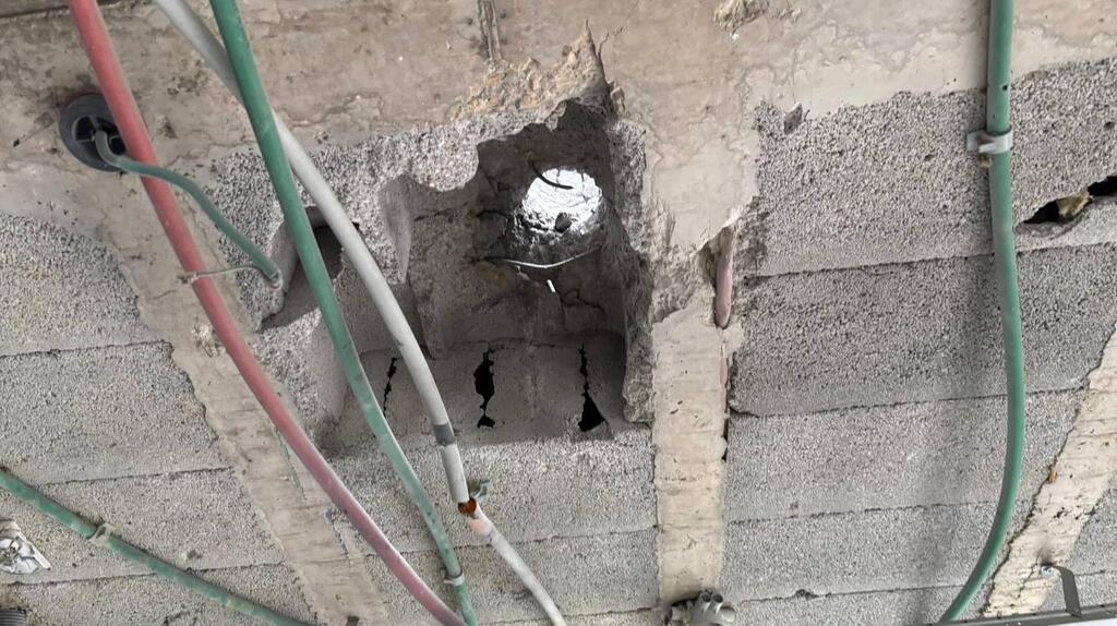 החור בגג גן הילדים שנפגע